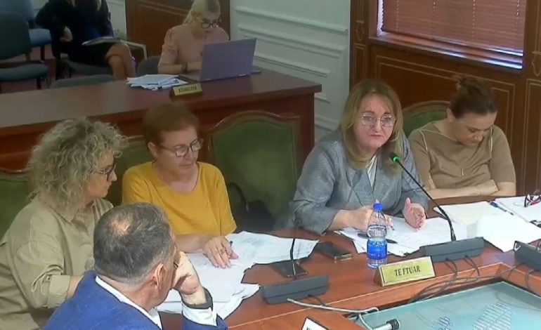 “BASHKITË JANË NË BORXHE”/ Çupi: Djalli është në detaje, ligji për spitalet i vjetër! Rakacolli: E pavërtetë, hap rrugë të reja