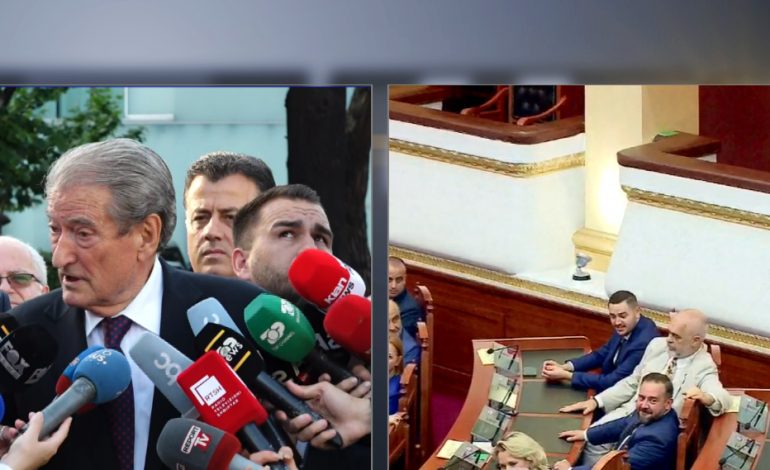 PAS DEBATIT ME NIKOLLËN/ Berisha lë sallën e Kuvendit dhe i drejtohet mediave: Po votohet në shkelje flagrante