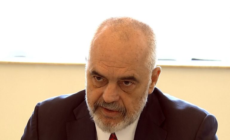 “PO LEHTE NJË QEN ATY”/ Ironia e Ramës në Prishtinë: Ngjante me ata që fusin xixa mes meje e Albinit! Ne merremi vesh…