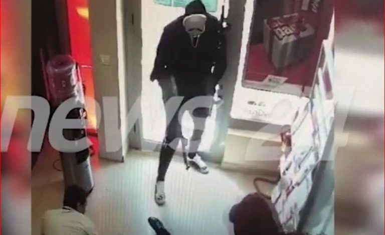 GRABITJA SI NË FILMA E BANKËS NË KOPLIK/ Lihen në burg 3 të rinjtë që terrorizuan punonjësit me kallashnikovë e maska