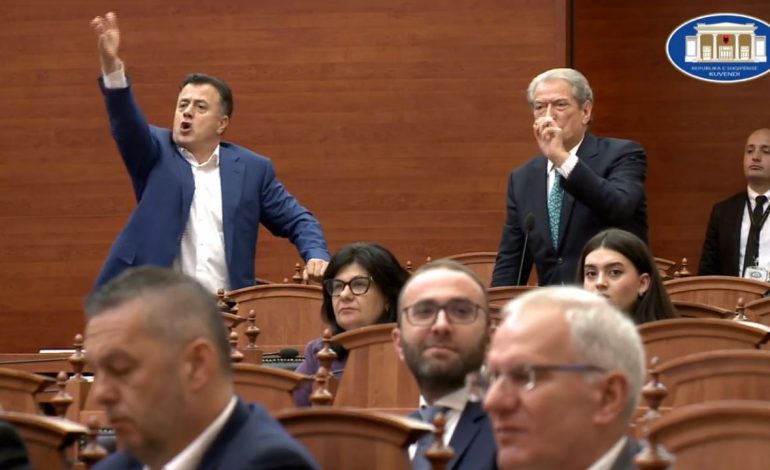 DEBATI/ “Je i padëshirueshëm, je non-grataaa”, Rama përplaset me Berishën në Kuvend