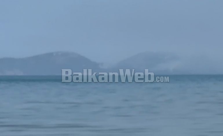 VIJON SITUATA KRITIKE NË SAZAN/ Rreth 80 ushtarë e zjarrfikës rrezikojnë jetën mes flakëve e municioneve, drejtuesit urdhërojnë: Mos nxirrni…