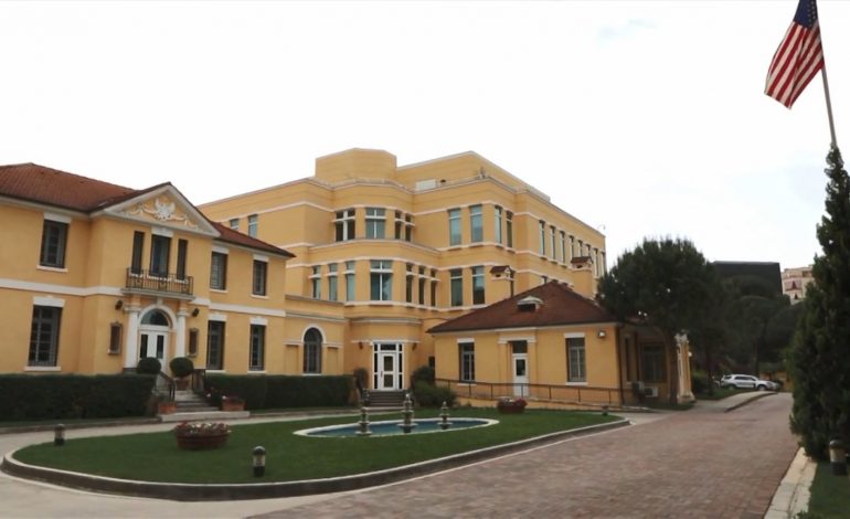 “DO KETË TURMA TË MËDHA”/ Ambasada “sms” qytetarëve amerikanë: Shmangni zonat rreth stadiumit