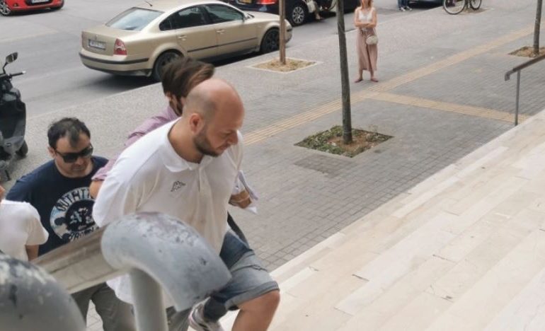 PAMJET/ I prangosur me kokën poshtë, ky është shqiptari që qëlloi me armë zjarri para fëmijëve në Selanik