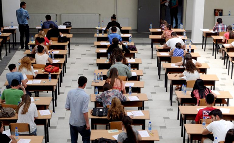 MATURA SHTETËRORE/ Dalin rezultatet e testimit në lëndët me zgjedhje! Ministrja Kushi sqaron nxënësit për tezën e biologjisë