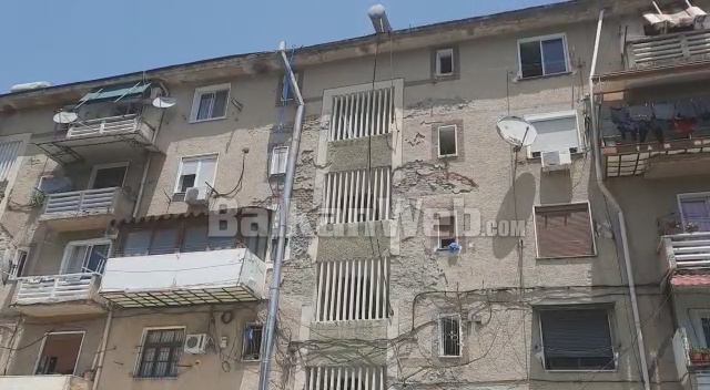 “NUK DAL NGA SHTËPIA, OSE…”/ Pamjet nga pallati ku 50-vjeçari kërcënon se do të hidhet nga lartësia