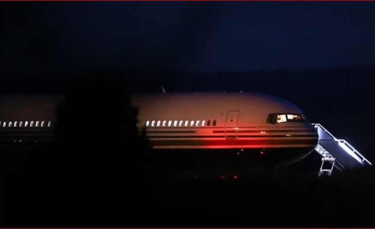 “NDALENI AVIONIN, DO VRAS VETEN”/ Ja si azilkërkuesi shqiptar kundërshtoi dëbimin nga Britania e Madhe për në Ruanda