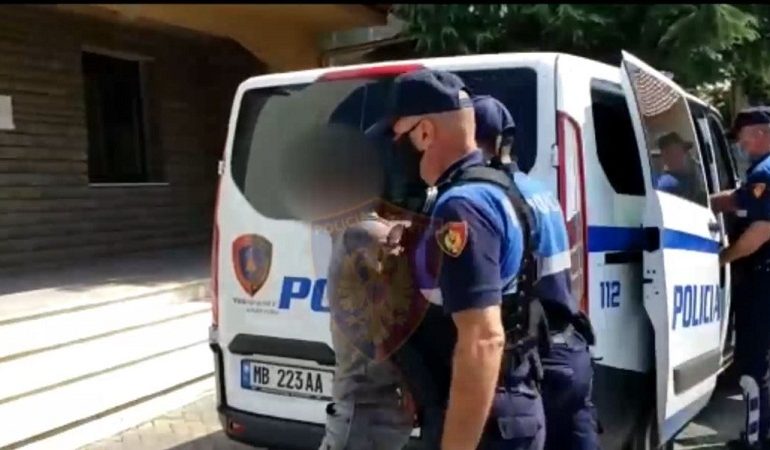 PO TRANSPORTONTE 16 EMIGRANTË TË PALIGJSHËM/ Arrestohet i riu me precedent penal në Gjirokastër