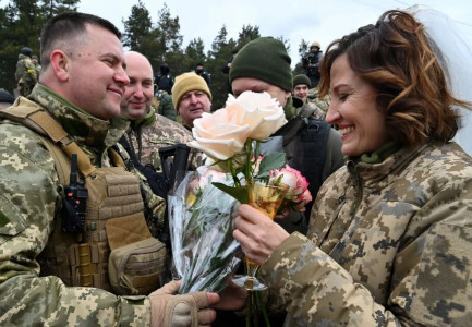 DASHURI NË KOHËRAT E LUFTËS/ Martesat vazhdojnë në Ukrainë, ja sa çifte janë kurorëzuar që nga fillimi i agresionit rus
