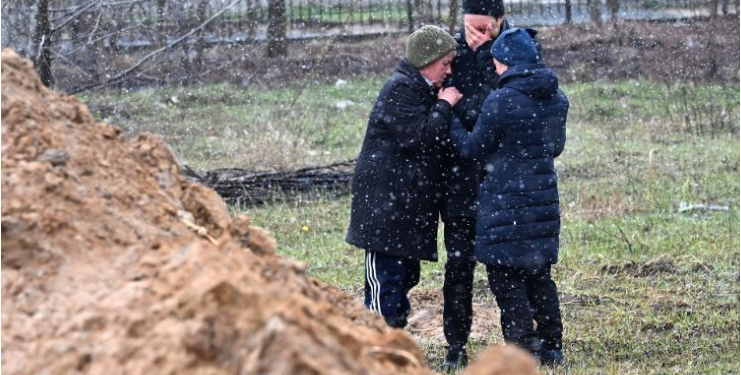 LUFTA/ Gjendet tjetër varr masiv në Bucha, 7 viktimat u lidhën nga këmbët dhe u qëlluan me plumb në kokë