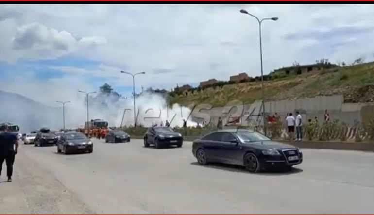 PAMJET/ Shpërthen në ecje makina pranë Saukut, lëndohet drejtuesi