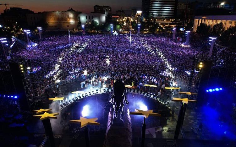 FOTOT NGA FESTA/ Ndizet sheshi “Skëndebej”, ja çfarë nuk u pa