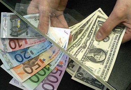 KËMBIMI VALUTOR/ Me sa shiten dhe blihen monedhat e huaja sot: Dollari vijon të forcohet, çfarë po ndodh me euron