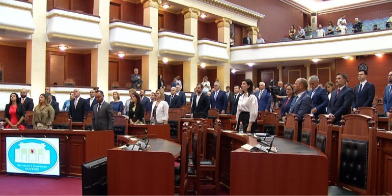 REZOLUTA E SEBRENICËS SOT NË KUVEND/ Deputetët mbajnë një minutë heshtje në nder të viktimave të gjenocidit