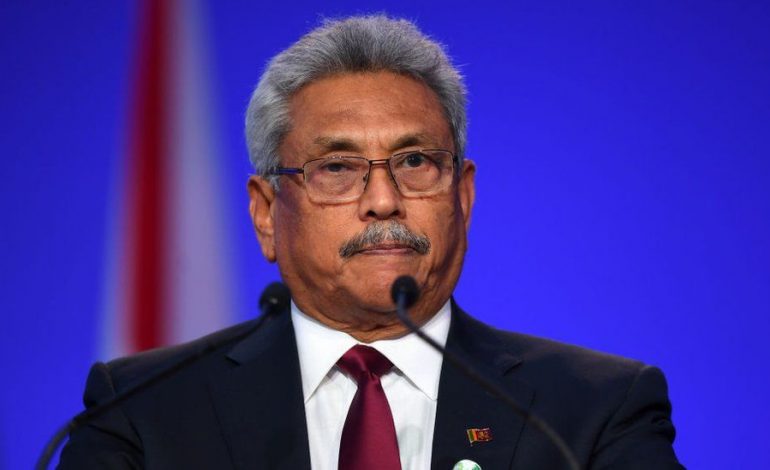 SHPËRTHIMI I PROTESTAVE/ Arratiset me avion ushtarak Presidenti i Sri Lankës, mijëra qytetarë iu futën në banesë