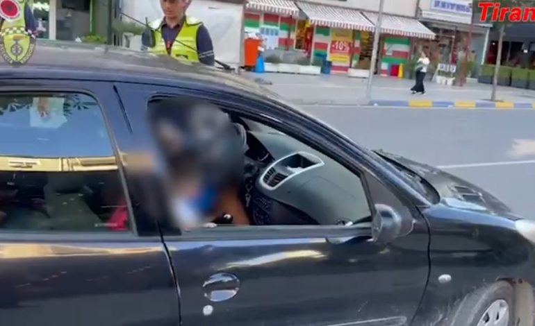KUJDES ME RREGULLAT E REJA/ Ja si duhet t’i ulni fëmijët në makinë deri në moshën 12 vjeç, në të kundërt do të gjobiteni