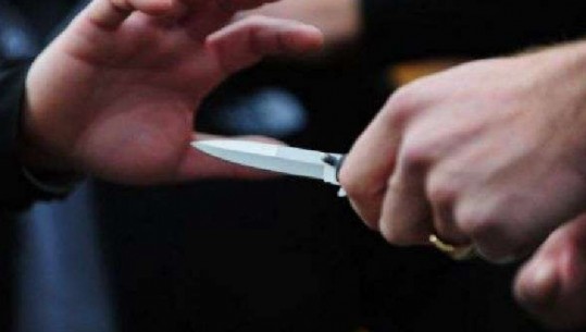 E RËNDË/ U plagos me thikë nga fqinji, ndërron jetë në spitalin e Fierit 77-vjeçari