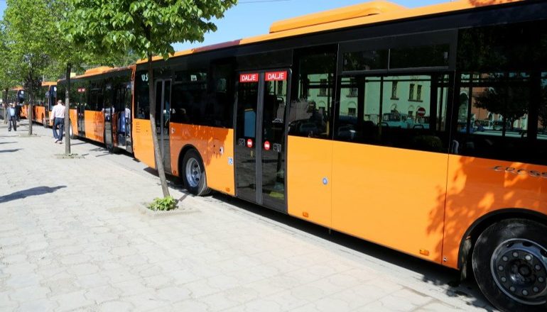 IU VIDHNIN QYTETARËVE KULETAT AFËR STACIONEVE/ Arrestohen dy 45-vjeçarët në Tiranë