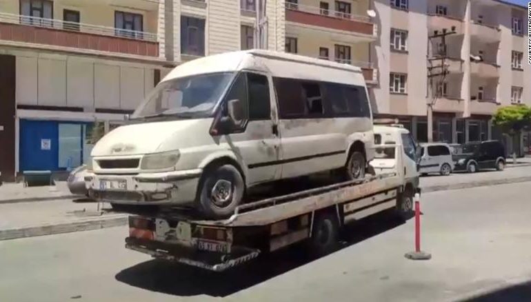 TMERR NË TURQI/ Forcat e sigurisë hapin zjarr ndaj automjetit me emigrantë, vrasin 1 fëmijë e plagosin 12 të tjerë