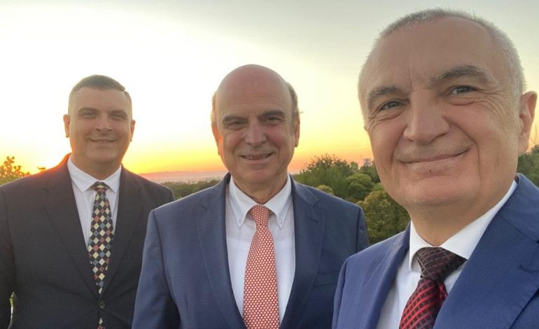 FOTOLAJM/ Dhjetë ditë nga largimi prej Presidencës, Meta përkrah këshilltarëve: Drejt një Agimi të ri