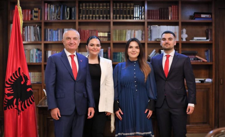 LË SOT DETYRËN/ Meta mesazh shqiptarëve: Ishte nder t’i shërbeja vendit, uroj më të mirën për kombin tonë
