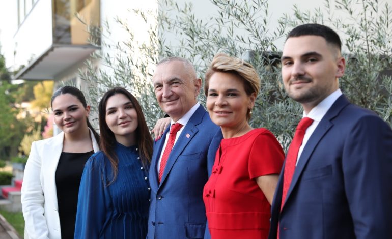 “FAMILJA JONË NGA SOT ËSHTË…”/ Meta poston foton me Kryemadhin dhe fëmijët pas largimit nga presidenca