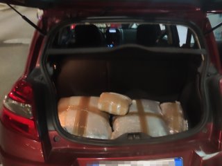 PAMJET/ Policia u vihet nga pas shqiptarëve, kapen në Igumenicë 67 kg drogë, si tentuan ta kalonin me dy makina