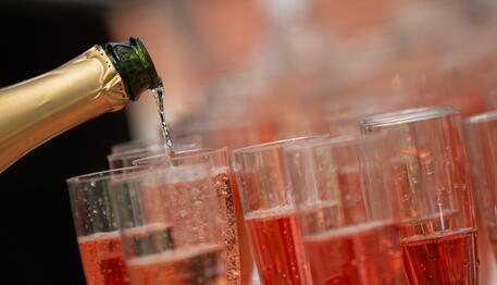 E PËSOJNË KEQ DY SHQIPTARËT/ Vodhën shishe shampanje me vlerë 200 mijë euro, policia italiane…