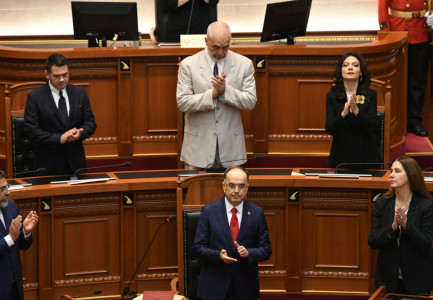 BARJAM BEGAJ PRESIDENT/ Zëri i Amerikës: U zgjodh me votat e shumicës socialiste! Çfarë pritet të ndodhë me Ilir Metën