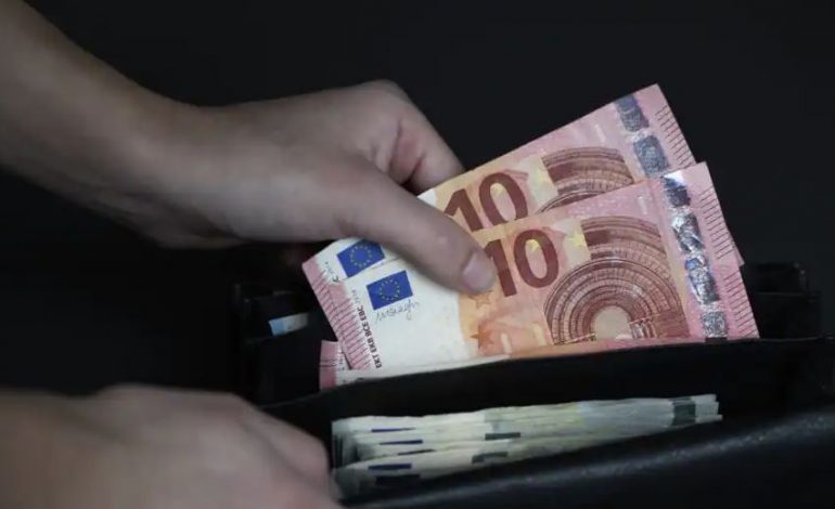 PËR HERË TË PARË NË 20-VJET/ Euro shënon vlerë më të ulët se dollari