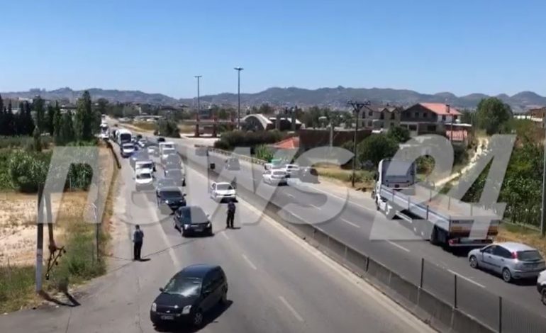 PAMJET/ Rrëzohet shtylla elektrike në autostradën Tiranë-Durrës, krijohet trafik i rënduar, policia në vendngjarje