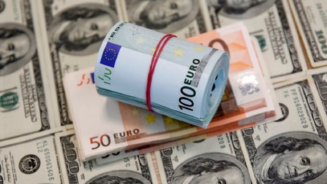 BARAZIMI HISTORIK/ Dollari dhe euro në vlerë të njëjtë për herë të parë në 20 vite, rritet frika për recesion