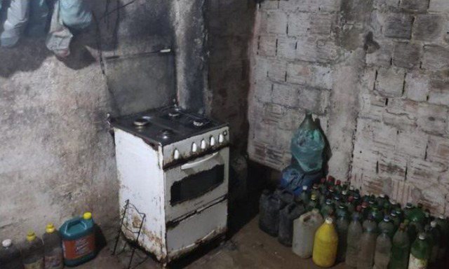 E RËNDË/ Gruaja rrëfen tmerrin: Burri më mbajti për 17 vjet të lidhur në shtëpi bashkë me fëmijët