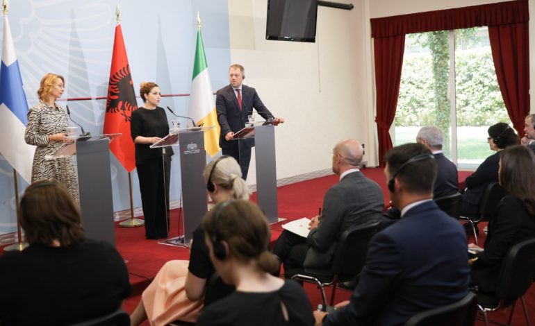 “SHQIPËRIA KA TREGUAR DURIM…”/ Xhaçka pret ministrat nga Irlanda dhe Finalnda: Integrimi evropian, një nga detyrat…