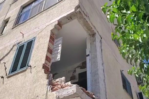 PARA NJË JAVE U LËNDUA NJË 5-VJEÇAR/ Ishte dëmtuar nga tërmeti, bie fasada e një pallati në Durrës