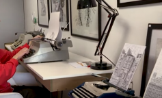 E RRALLË/ Piktura me makinë shkrimi: Befason artisti 25-vjeçar! (VIDEO)