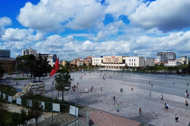 TMERR NË TIRANË/ 39-vjeçari ngacmon seksualisht dhe dhunon qytetaren në sheshin “Skënderbej”