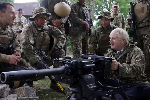 LA POSTIN E KRYEMINISTRIT/ Boris Johnson “shkon të luftojë” në Ukrainë, ja fotot me veshje ushtarake