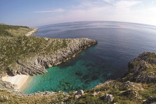 U NIS PËR TË EKSPLORUAR ME QENIN E TIJ/ Turisti gjerman humb në gadishullin e Karaburunit, policia drejt vendngjarjes