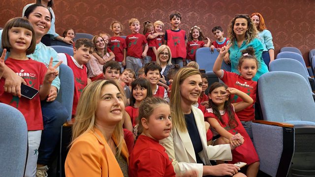 NJË GRUP FËMIJËSH SHKOJNË NË KUVEND/ Berisha hyn në sallë, Rama: Në fund është xhaxhi vampiri, xhaxhi Luli, ja erdhi dhe gogoli