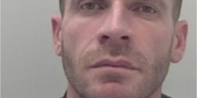“KUJDES, ËSHTË I RREZIKSHËM”/ Policia angleze shpall në kërkim të riun shqiptar: Frekuenton rregullisht pikat e basteve (EMRI)