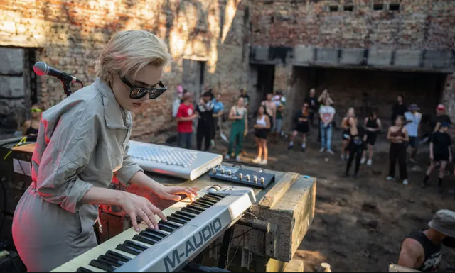NISMA E VEÇANTË NË UKRAINË/ Pastrimi i rrënojave nën ritmet muzikore