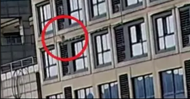 MOMENTI TRONDITËS/ Vogëlushja bie nga kati i 5-të i një pallati, publikohet video që po bën xhiron e botës