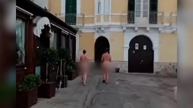 TEMPERATURAT EKSTREME “ÇMENDIN” TURISTET/ Dy vajzat vizitojnë qytetin historik tërësisht nudo (VIDEO)
