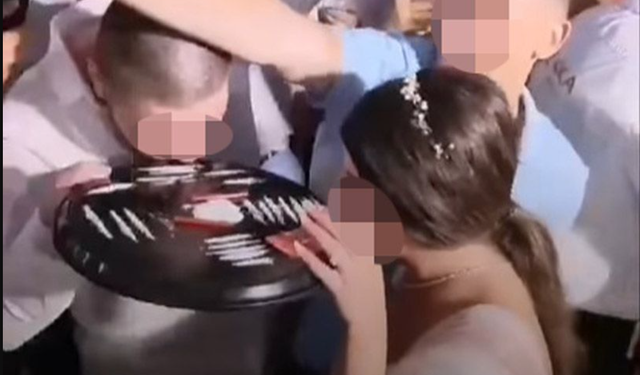 VIDEO QË BËRI HIRON E RRJETIT NË SERBI/ Dhëndri e nusja u ofrojnë të ftuarve një pluhur të bardhë