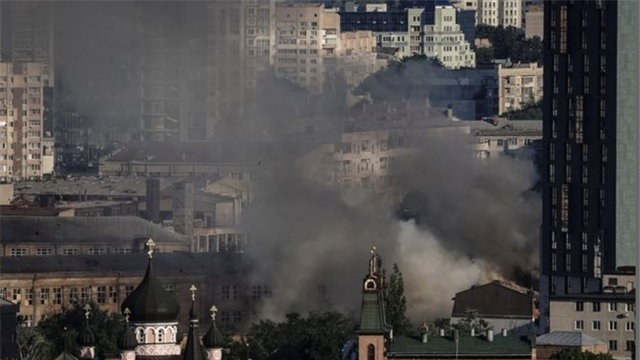LUFTA NË UKRAINË/ Sulm në një ndërtesë me civilë, shkon në 35 numri i të vdekurve