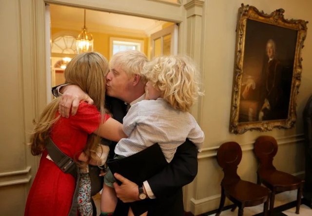PUTHJE E PËRQAFIME/ Ja momenti kur Johnson ngushëllohet nga gruaja e tij pasi dha dorëheqjen