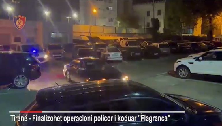 DETAJET/ Policia ndalon makinën e të rinjve në Tiranë, zbulon “arsenal” armësh