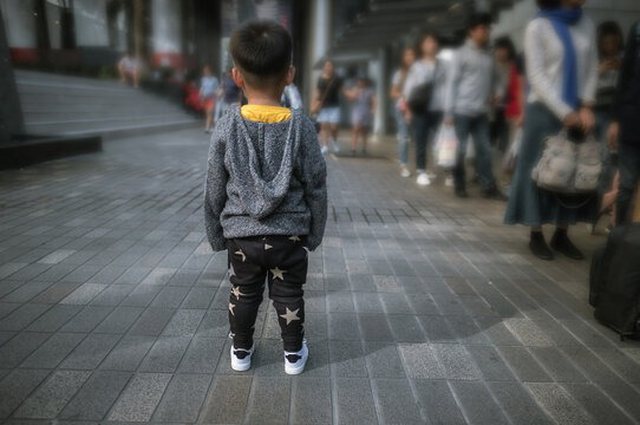 NDODH EDHE KJO/ Prindërit nisen për pushime, por harrojnë djalin 7-vjeçar në mes të rrugës