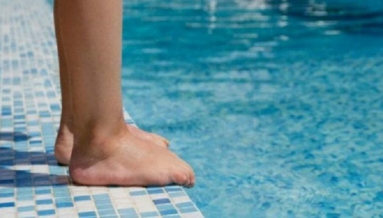 E RËNDË NË GREQI/ Fëmija shqiptar mbytet në pishinë, babai po punonte në oborrin e shtëpisë